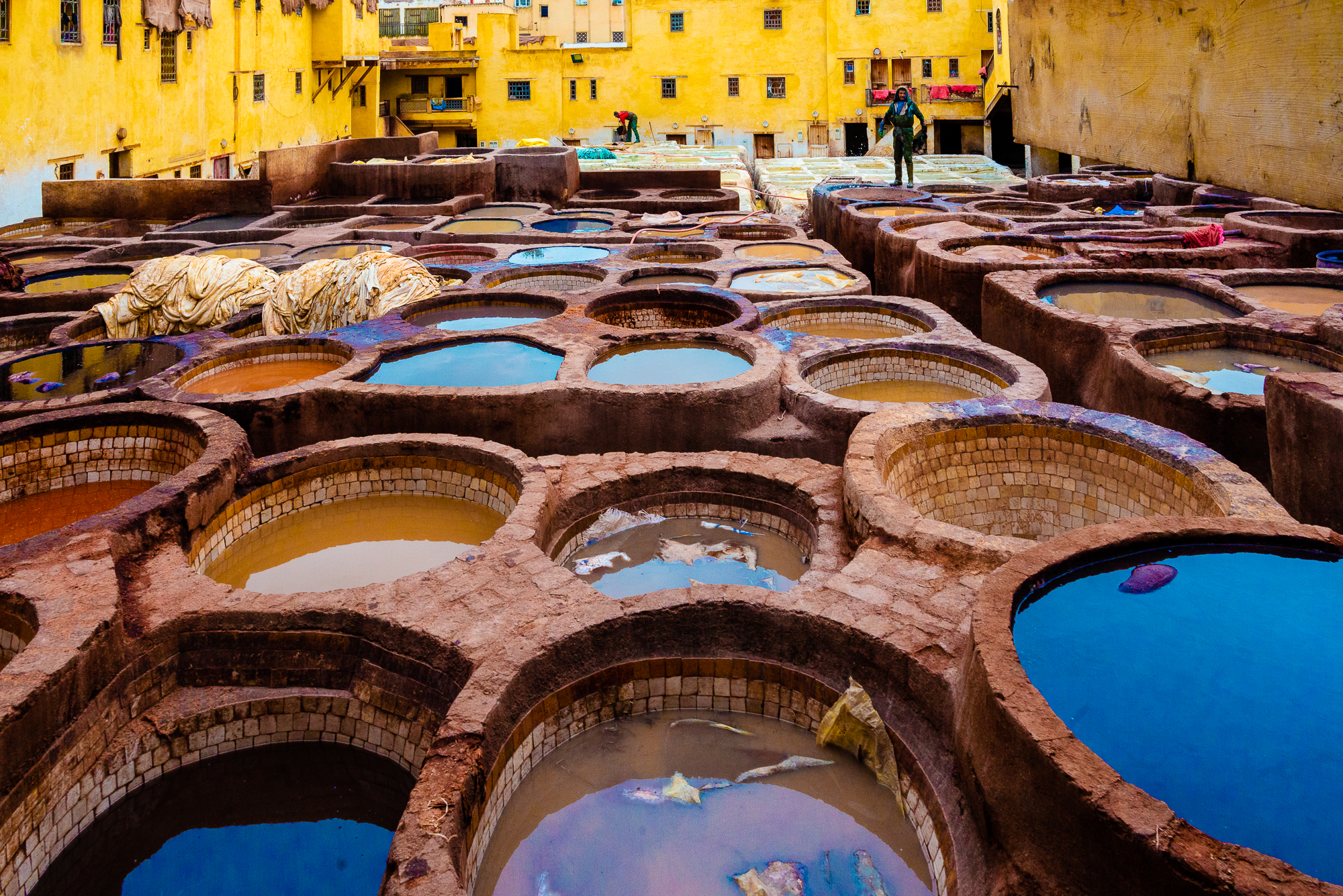 persone mentre conciano le pelli a Fes