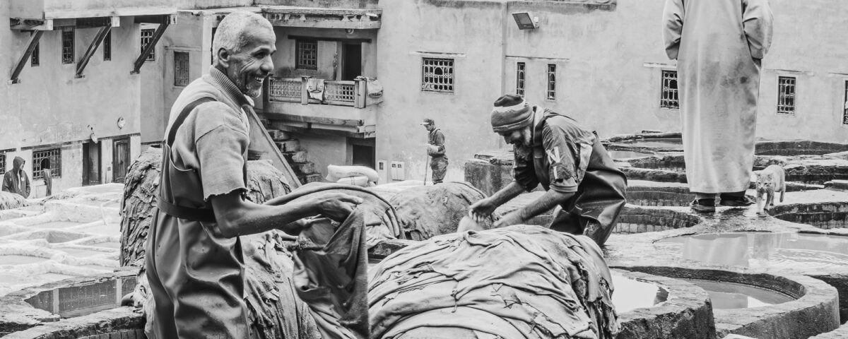 il duro lavoro delle concerie di Fes, Marocco